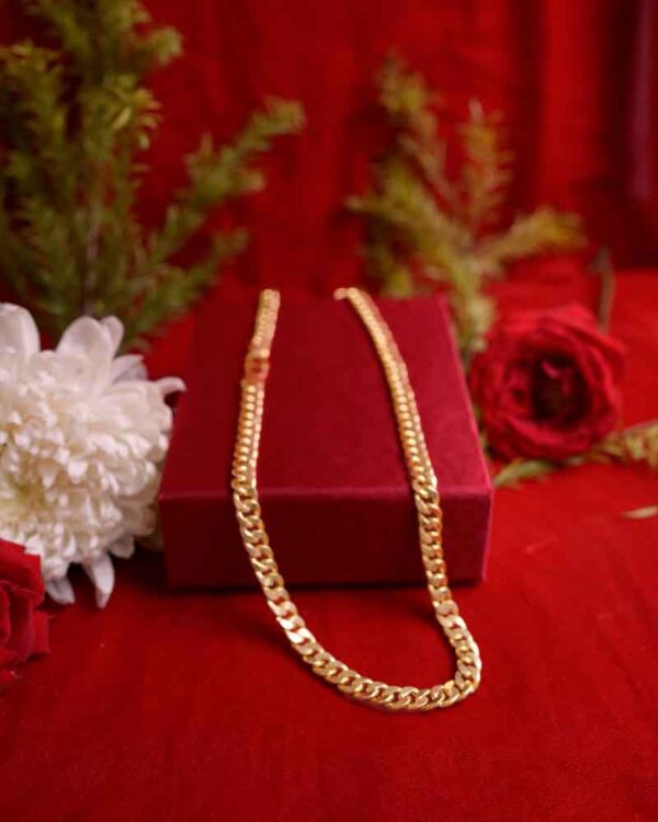 Luminous gold necklace