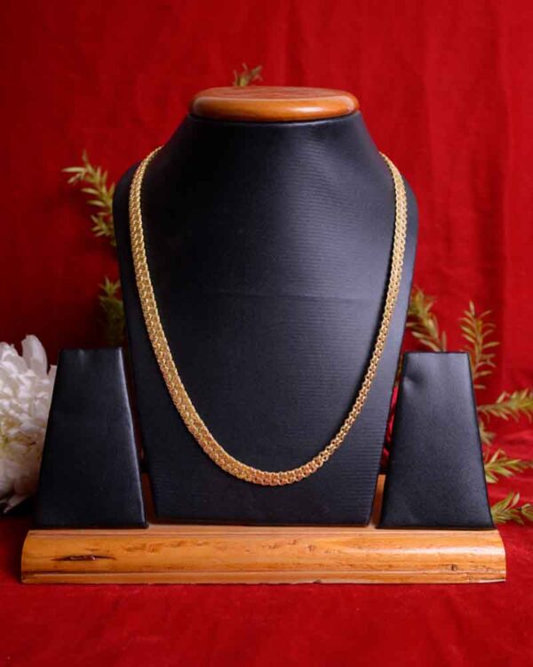 Subtle glamorous gold necklace