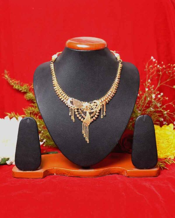 Exuberant classic gold necklace