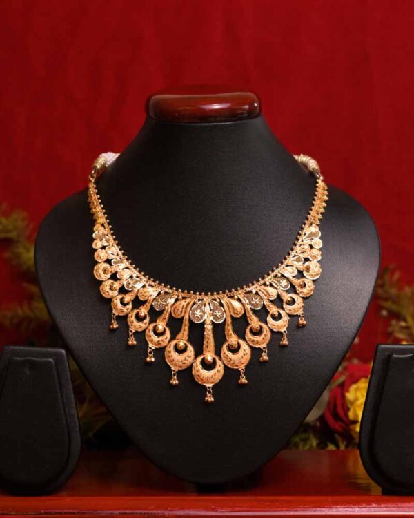 Graceful yellow gold necklace