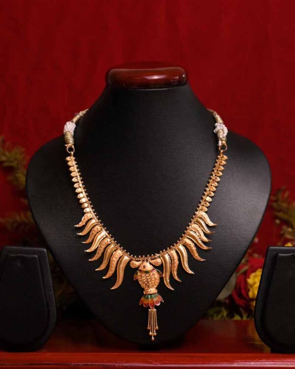 Artistic drape gold necklace