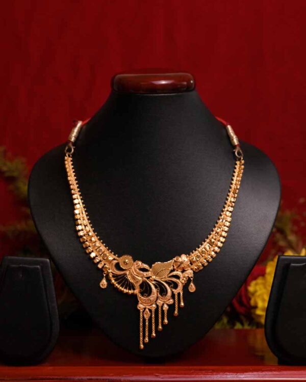 Hypnotic textured necklace