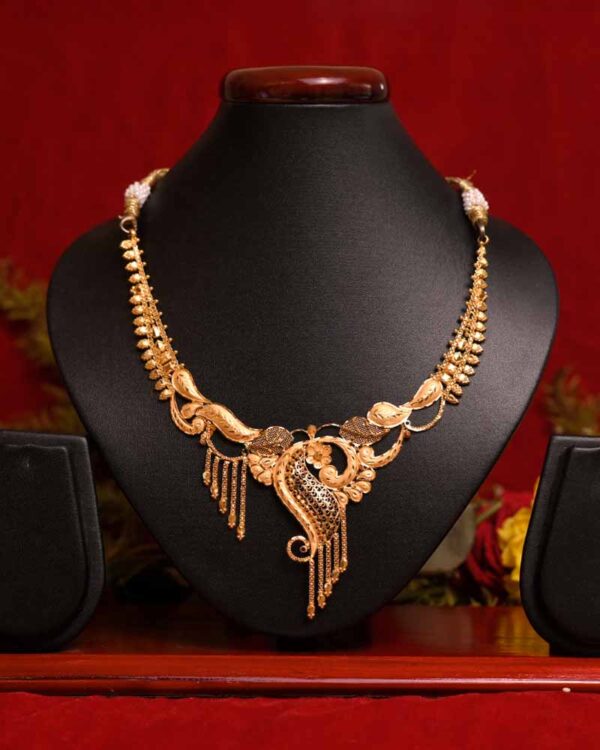 Charming gold necklace