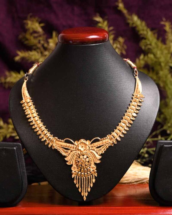 Exuberant gold necklace
