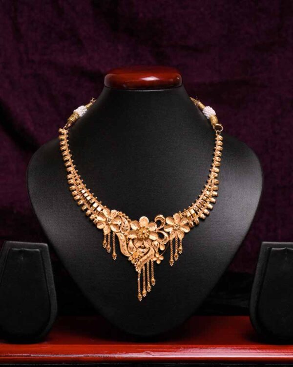 Graceful yellow gold necklace