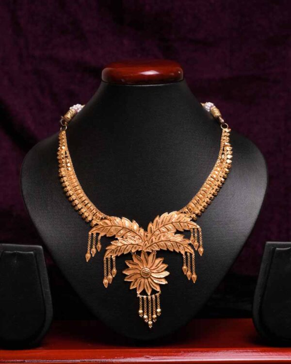 Breathtaking gold leaf necklace
