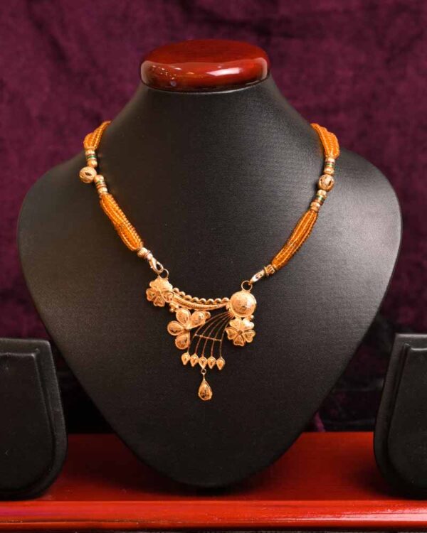 Hypnotic-textured-necklace
