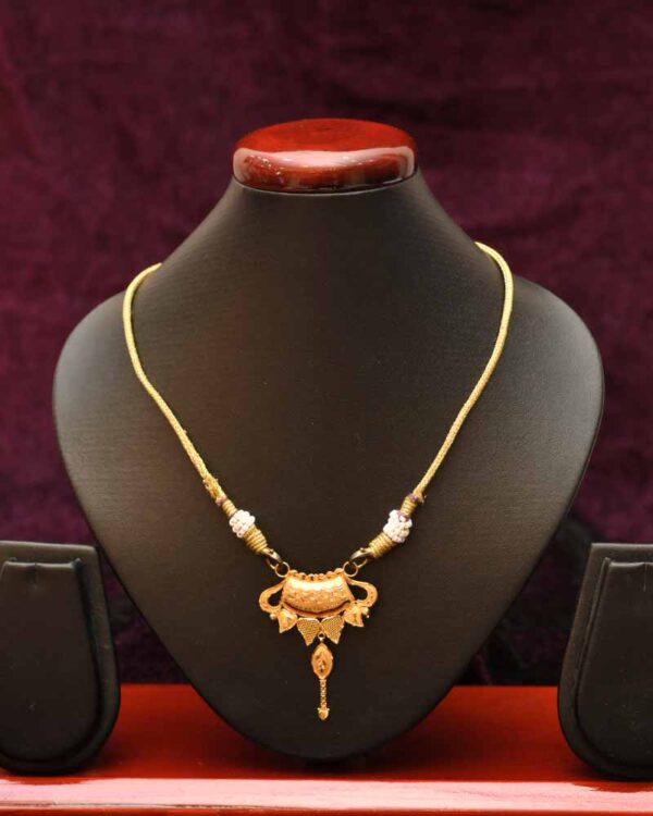 Gleaming-gold-necklace