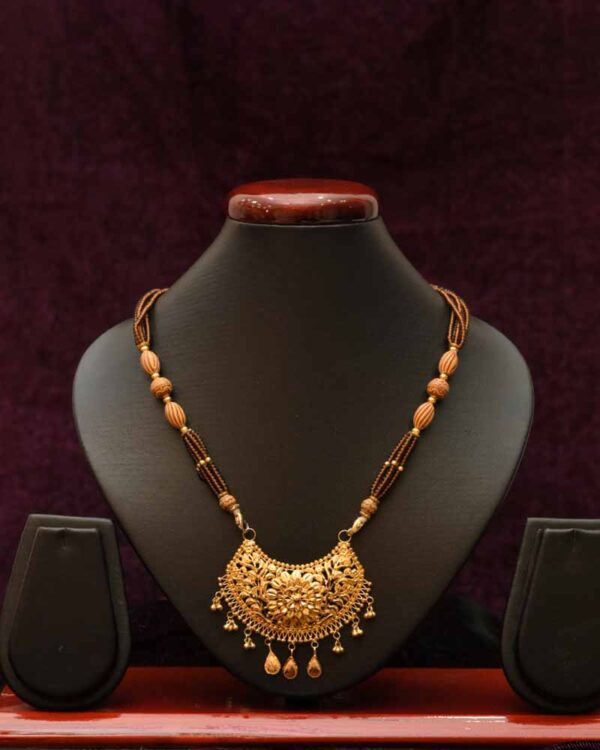 Exquisite-beaded-necklace