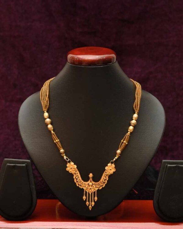 Elegant-gold-beaded-necklace