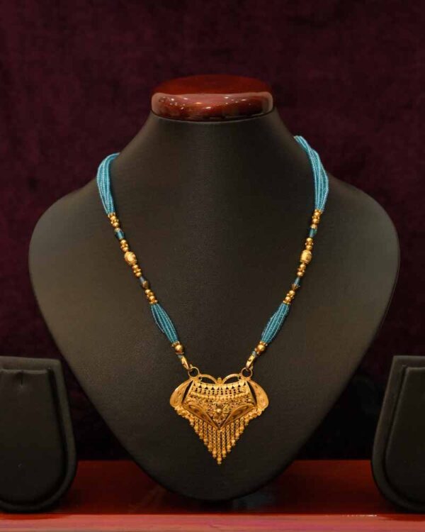 Elegant-gold-necklace