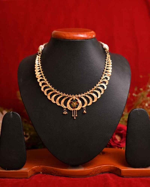 Dazzling gold necklace