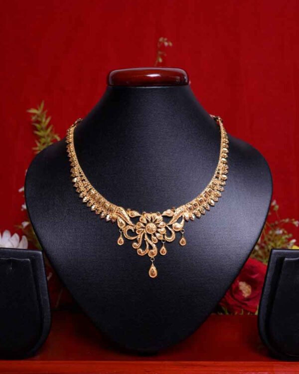 Contemporary gold necklace